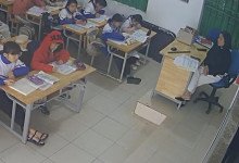 The teacher dangling shoeplay during class