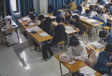 The teacher dangling shoeplay and dipping many times during class 7