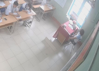 The teacher footmassage by herself when having a lesson