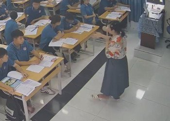 The teacher dangling shoeplay and dipping many times during class 71