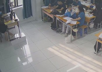 She dangling shoeplay in sandals