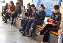 3xhostress have a rest on chair,their blacknylon feet so sexy