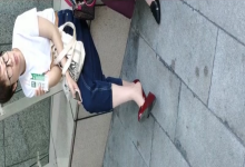 Lady dangling shoeplay when line up in the waiting hall 14