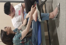 Lady dangling shoeplay when line up in the waiting hall 42
