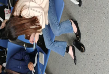 Lady dangling shoeplay when line up in the waiting hall 53