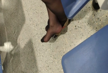 Lady dangling shoeplay when line up in the waiting hall 68
