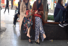 Two ladys dangling shoeplay at the same time