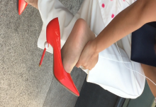 Lady dangling shoeplay when line up in the waiting hall 74