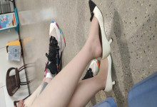 The  lady dangling shoeplay when line up in the waiting hall 109