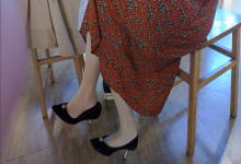 The  lady dangling shoeplay when having lunch