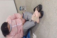 The  lady dangling shoeplay when line up in the waiting hall 143