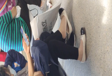 The  lady dangling shoeplay when line up in the waiting hall 144