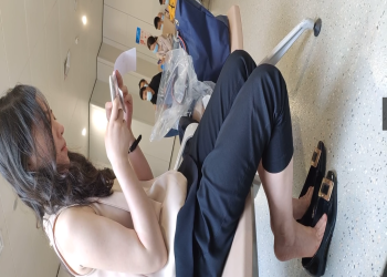 The  lady dangling shoeplay when line up in the waiting hall 152 The  lady dangling shoeplay when line up in the waiting hall 152