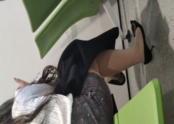 The lady dangling shoeplay when line up on the waiting hall 184