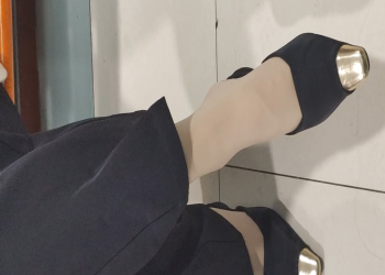 The lady dangling shoeplay when line up on the waiting hall 218