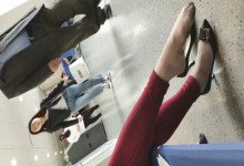 The lady dangling shoeplay when line up on the waiting hall 219