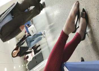 The lady dangling shoeplay when line up on the waiting hall 219