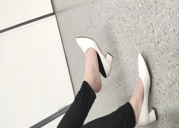 The lady dangling shoeplay when line up on the waiting hall 221