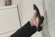 The lady dangling shoeplay when line up on the waiting hall 252