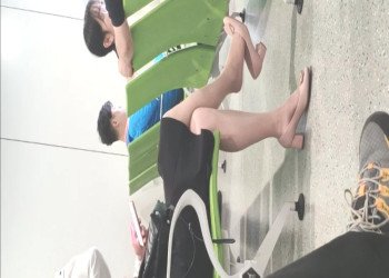 The lady dangling shoeplay when line up on the waiting hall 260