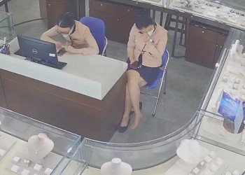 The jewelry store hostess dangling and drop heels show us her bare foot