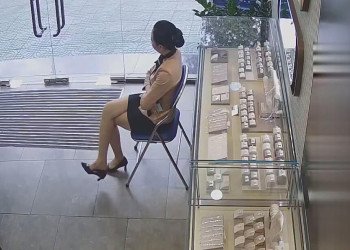 The jewelry store hostess sit down and dangling dipping