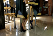 Lots of girls like dangling shoeplay when having lunch in restaurant 3