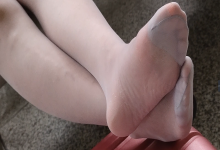 The girl remove shoes relax her tired feet when waitting for a train 11
