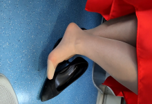 Tracking a office lady on a train and catch her sexy nylon feet