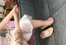 The middle-age lady footmassage by herself when waiting for a train