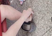 The lady remove shoes relax her tired feet when waitting for a train 51