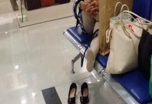 The hot girl remove shoes relax her feet when waiting for a train 6