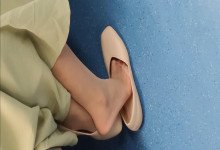 The lady remove shoes relax her tired feet when waitting for a train 66