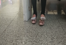 The lady remove shoes relax her tired feet when waitting for a train 77