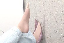 The lady dangling shoeplay when line up on the waiting hall 261