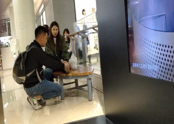 The girl's boy friend footmassage for her