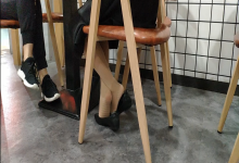 The lady dipping shoeplay under the table when having lunch 7