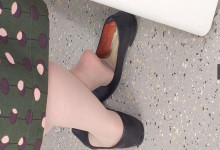 Lady dangling shoeplay when line up in the waiting hall 94