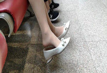 The lady dangling shoeplay when waitting for a train 32