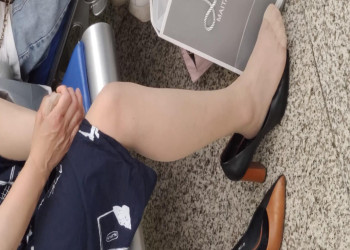 The lady remove shoes relax her tired feet when waitting for a train 47