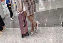 The girl great dipping shoeplay on the subway