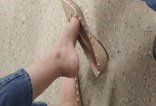 The  lady dangling shoeplay when line up in the waiting hall 148