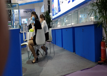 The hostess dipping shoeplay at the exhibition