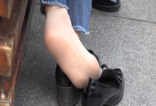 The lady sit down dipping shoeplay when playing cell-phone