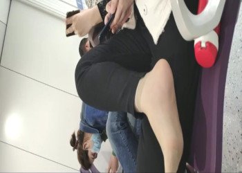 The lady dangling shoeplay when line up on the waiting hall 239