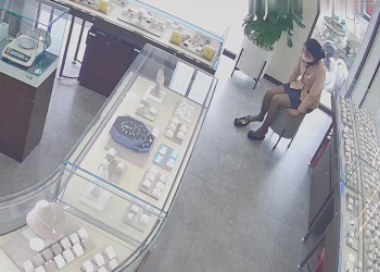 Let's watch the jewelry store hostess in blacknylon dangling from her front 5