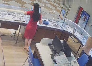 Let's watch the girl in red skirt dipping shoeplay 2