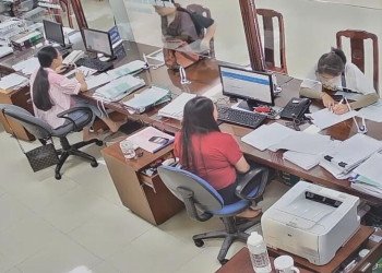 The office lady heelpopping under the table