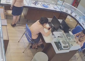 The jewelry store remove heels show us her sole 6