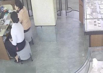 The new jewelry store hostess heelpopping up